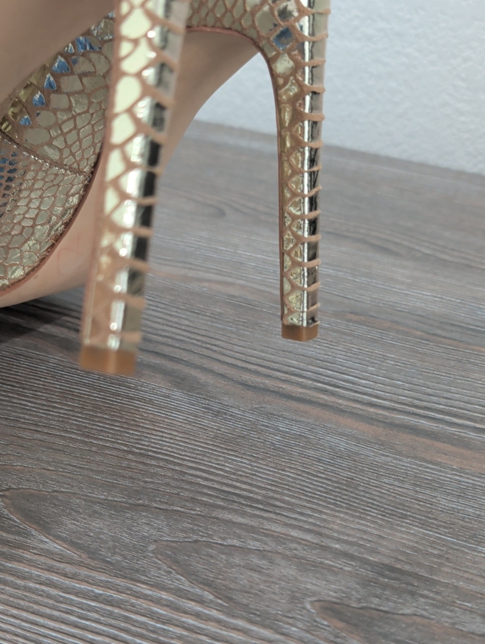 Near New Nine West TATIANA Gold Metallic Leather Croc Embossed Stiletto Heels 11 - Picture 9 of 15